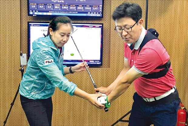연세 골프·사이언스에서는 미국여자프로골프(LPGA) 출신인 최송이 프로가 신체분석 데이터를 바탕으로 골퍼의 특성에 맞는 맞춤형 골프 트레이닝 서비스를 해준다. 최 프로가 동작인식 센서를 착용한 이관우 기자의 스윙 문제점을 분석한 뒤 맞춤 트레이닝을 해주고 있다.