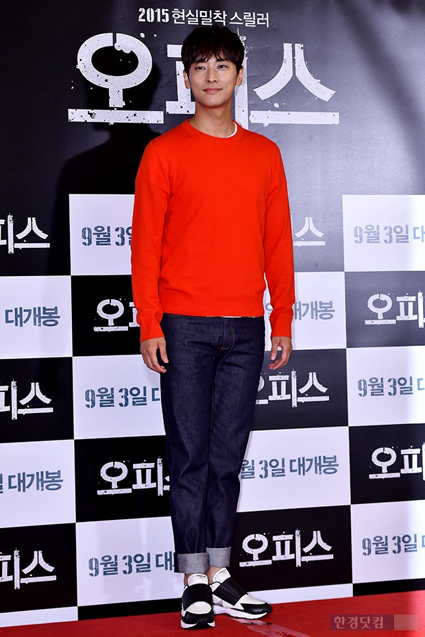 주지훈, 빨간색 니트에 센스있는 청데님 매치