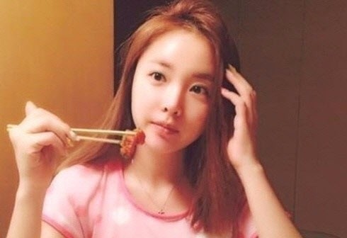 구구데이 홍진영 치킨먹방 / 사진=홍진영 인스타그램