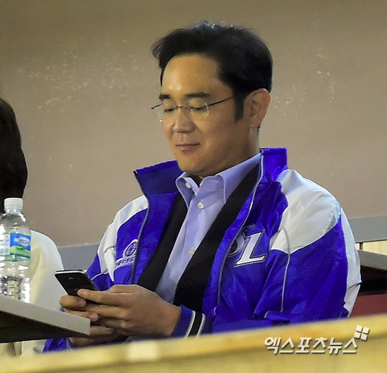 한국시리즈를 관람하는 이재용 부회장. 엑스포츠 제공