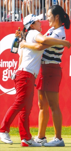 < ¾ð´Ï ÃàÇÏÇØ! > ¡®»¡°£ ¹ÙÁö¡¯ ±è¼¼¿µ(¿ÞÂÊ)ÀÌ 19ÀÏ LPGA Åë»ê 5½Â°¸¦ ¿Ã¸° µÚ ¸·ÆÇ±îÁö ¿ì½Â ´ÙÅùÀ» ¹úÀÎ ÈĹè ÀüÀÎÁöÀÇ ÃàÇϸ¦ ¹Þ°í ÀÖ´Ù. ¿¬ÇÕ´º½º