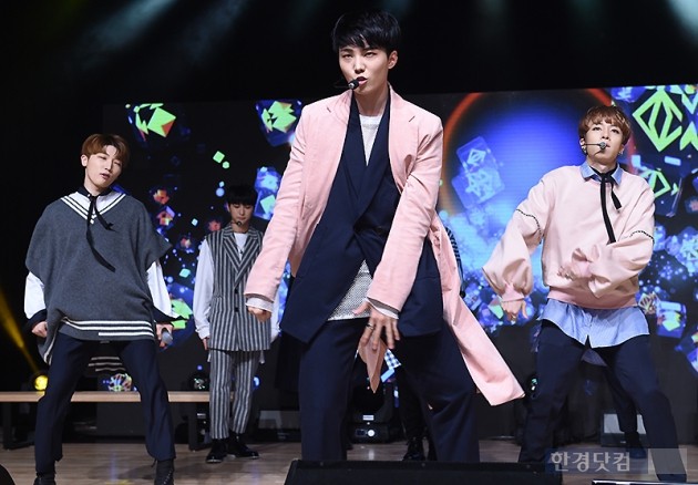 그룹 탑독이 7일 오전 서울 청담동 일지아트홀에서 열린 젓 번째 정규앨범 '퍼스트 스트릿(First Street)' 쇼케이스에 참석해 공연을 펼치고 있다. / 변성현 한경닷컴 기자 byun84@hankyung.com