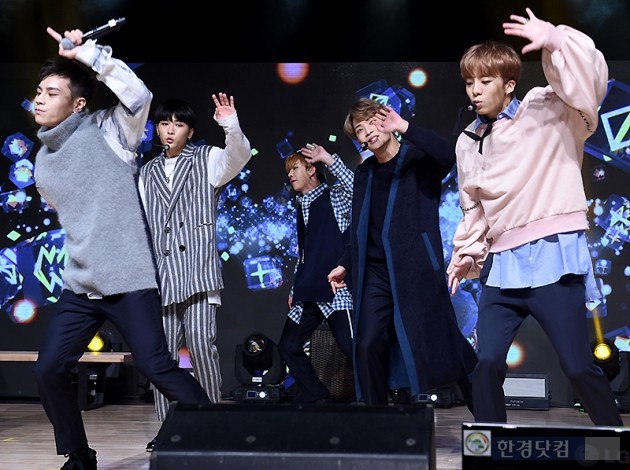 그룹 탑독이 7일 오전 서울 청담동 일지아트홀에서 열린 젓 번째 정규앨범 '퍼스트 스트릿(First Street)' 쇼케이스에 참석해 공연을 펼치고 있다. / 변성현 한경닷컴 기자 byun84@hankyung.com