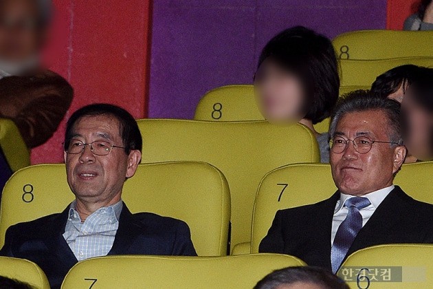 박원순(왼쪽) 서울시장, 문재인 전 더불어민주당 대표가 16일 오후 서울 삼성동 메가박스 코엑스에서 열린 영화 '나의 살던 고향은'(감독 류종헌, 제작 후즈닷컴) VIP시사회에 참석해 영화 관람을 준비하고 있다. 사진 / 최혁 한경닷컴 기자 chokob@hankyung.com