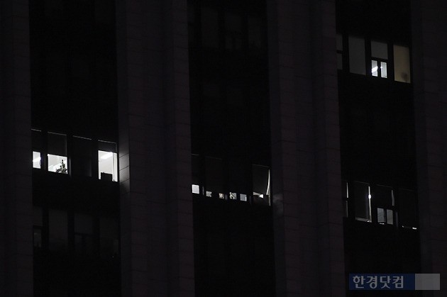 박근혜 정부 퇴진을 요구하는 '4차 촛불집회'가 열린 19일 오후 서울 광화문 정부서울청사 창문에 블라인드가 내려져 있다. / 변성현 한경닷컴 기자 byun84@hankyung.com