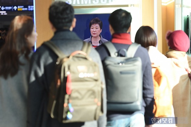 29일 오후 서울역에서 시민들이 박근혜 대통령의 3차 대국민담화를 지켜보고 있다. / 변성현 한경닷컴 기자 byun84@hankyung.com
