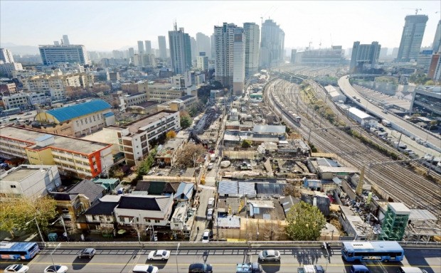 < 1088가구 들어서는 삼각지驛 ‘청년주택’ 부지 > 역세권 청년주택 공급촉진지구로 지정돼 1088가구 규모 공공·민간임대주택 단지 건립을 추진 중인 서울 용산구 한강로2가 삼각지역 인근 사업부지. 김범준 기자 bjk07@hankyung.com