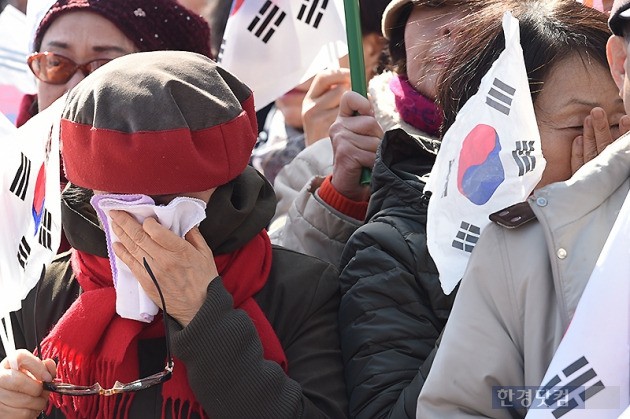 박근혜 대통령 탄핵 심판 선고일인 10일 오전 서울 안국동 안국역 5번출구 앞에서 '대통령 탄핵 기각을 위한 국민총궐기 운동본부(탄기국)' 소속 보수단체 회원들이 탄핵이 인용되자 눈물을 흘리고 있다. / 변성현 한경닷컴 기자 byun84@hankyung.com