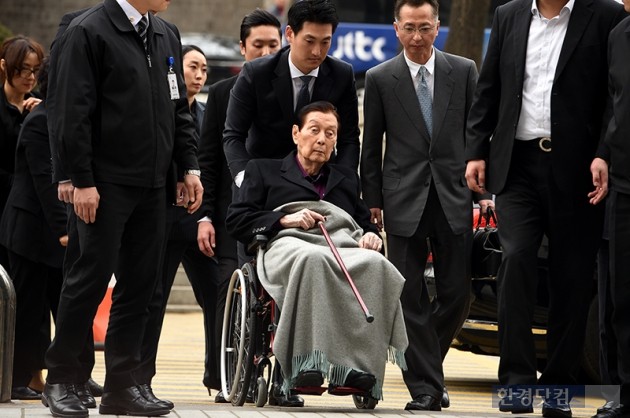 신격호 롯데그룹 총괄회장이 20일 오후 서울 서초동 서울중앙지법에서 열린 롯데그룹 경영비리 관련 1차 공판에 참석해 휠체어를 타고 법정으로 들어서고 있다.
최혁 한경닷컴 기자 chokob@hankyung.com
기사제보 및 보도자료 newsinfo@hankyung.com