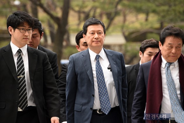 신동주 전 일본 롯데홀딩스 부회장(현 SDJ코퍼레이션 회장)이 20일 오후 서울 서초동 서울중앙지법에서 열린 롯데그룹 경영비리 관련 1차 공판에 참석해 법정으로 향하고 있다.
최혁 한경닷컴 기자 chokob@hankyung.com
기사제보 및 보도자료 newsinfo@hankyung.com