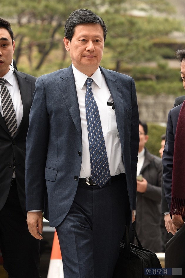 신동주 전 일본 롯데홀딩스 부회장(현 SDJ코퍼레이션 회장)이 20일 오후 서울 서초동 서울중앙지법에서 열린 롯데그룹 경영비리 관련 1차 공판에 참석해 법정으로 향하고 있다.
최혁 한경닷컴 기자 chokob@hankyung.com
기사제보 및 보도자료 newsinfo@hankyung.com
