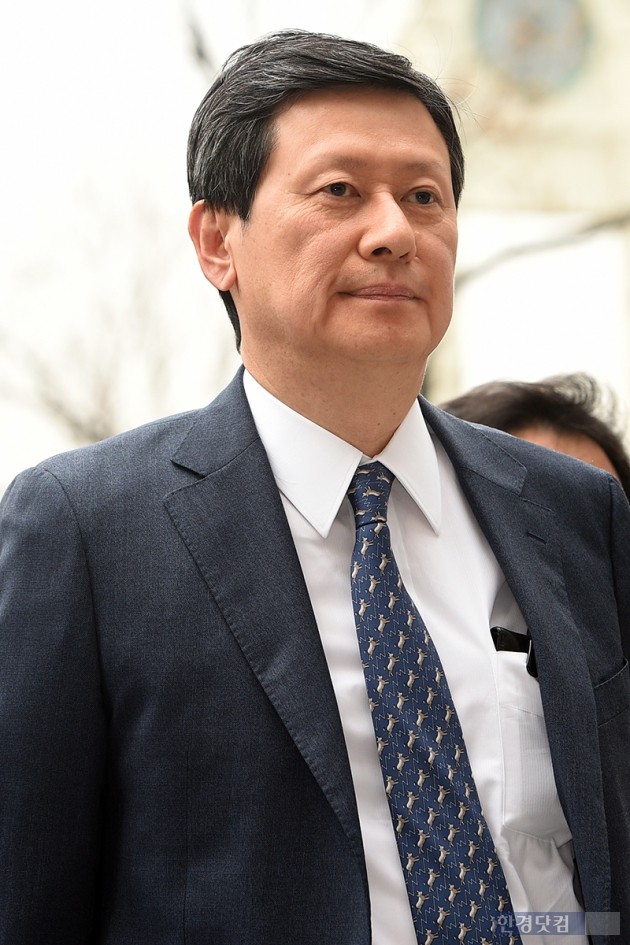 신동주 전 일본 롯데홀딩스 부회장(현 SDJ코퍼레이션 회장)이 20일 오후 서울 서초동 서울중앙지법에서 열린 롯데그룹 경영비리 관련 1차 공판에 참석해 법정으로 향하고 있다.
최혁 한경닷컴 기자 chokob@hankyung.com
기사제보 및 보도자료 newsinfo@hankyung.com