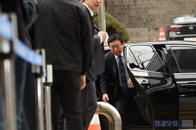 신동빈 롯데그룹 회장이 20일 오후 서울 서초동 서울중앙지법에서 열린 롯데그룹 경영비리 관련 1차 공판에 참석해 법정으로 들어서고 있다.최혁 한경닷컴 기자 chokob@hankyung.com