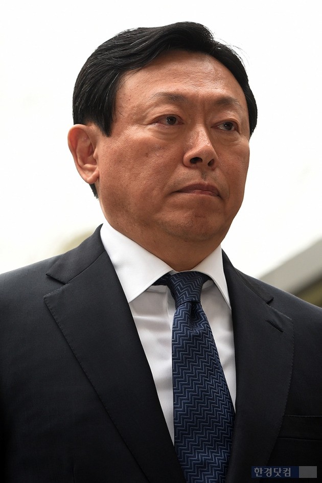 신동빈 롯데그룹 회장이 20일 오후 서울 서초동 서울중앙지법에서 열린 롯데그룹 경영비리 관련 1차 공판에 참석해 법정으로 들어서고 있다.최혁 한경닷컴 기자 chokob@hankyung.com
