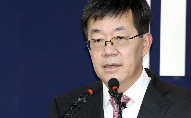 '돈봉투 만찬' 의혹에 휩싸인 이영렬 서울중앙지검장이 18일 전격 사의를 표명했다. '박근혜-최순실 게이트'를 수사한 검찰 특별수사본부 본부장을 지낸 이 지검장은 휘하 간부 검사와 안태근 법무부 검찰국장 및 검찰국 1·2과장 과 함께 지난달 21일 만찬을 하며 돈봉투를 주고 받은 사실이 드러나 논란을 불렀다. 한경DB.
