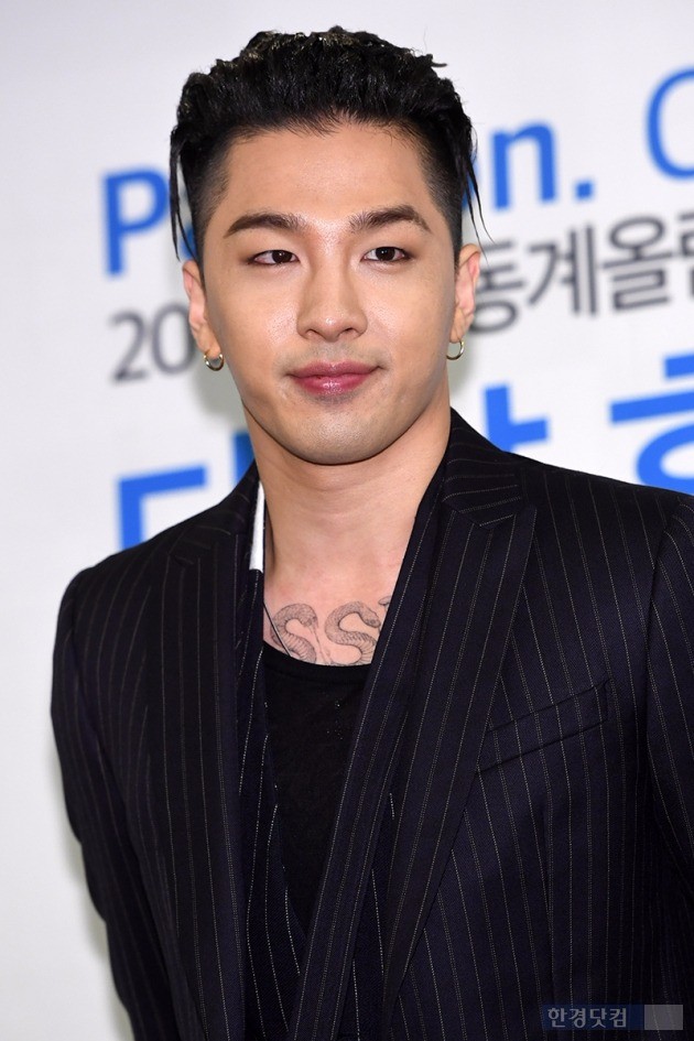 태양, '살짝 보이는 가슴에 뱀 모양 타투'