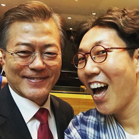 김영철이 공개한 문재인 대통령과의 인증샷 (출처=김영철 인스타그램)