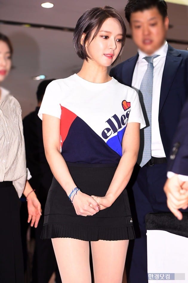 초아, '긴장한 모습으로 팬사인회 참석'