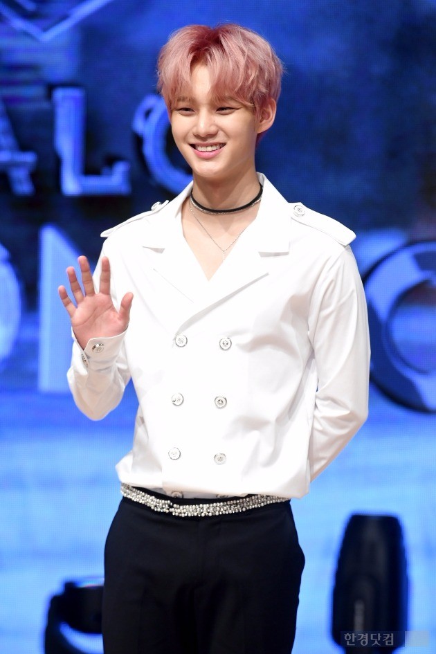 그룹 헤일로 윤동, '반달 눈웃음으로 여심 저격'