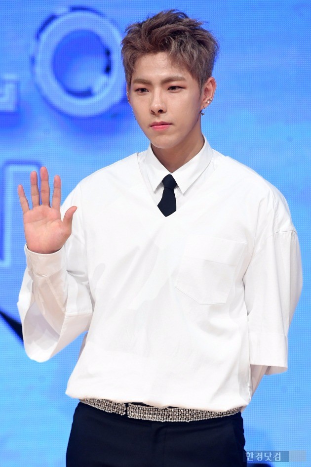 그룹 헤일로 디노, 'V라인 턱선 자랑하며'