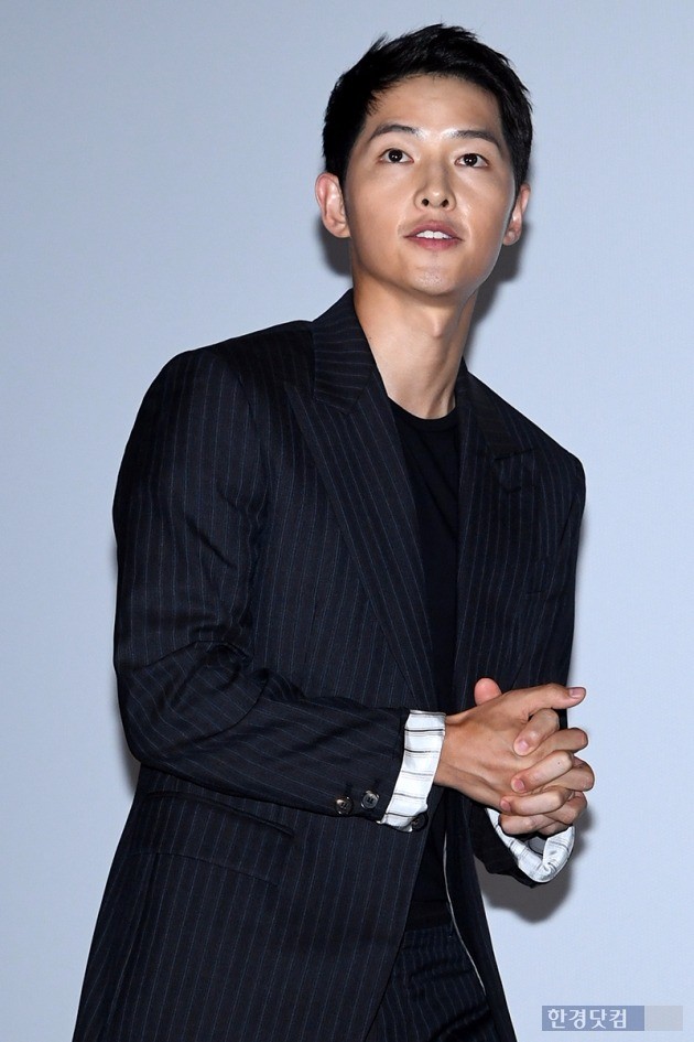 송중기, '긴장된 모습으로 입장'