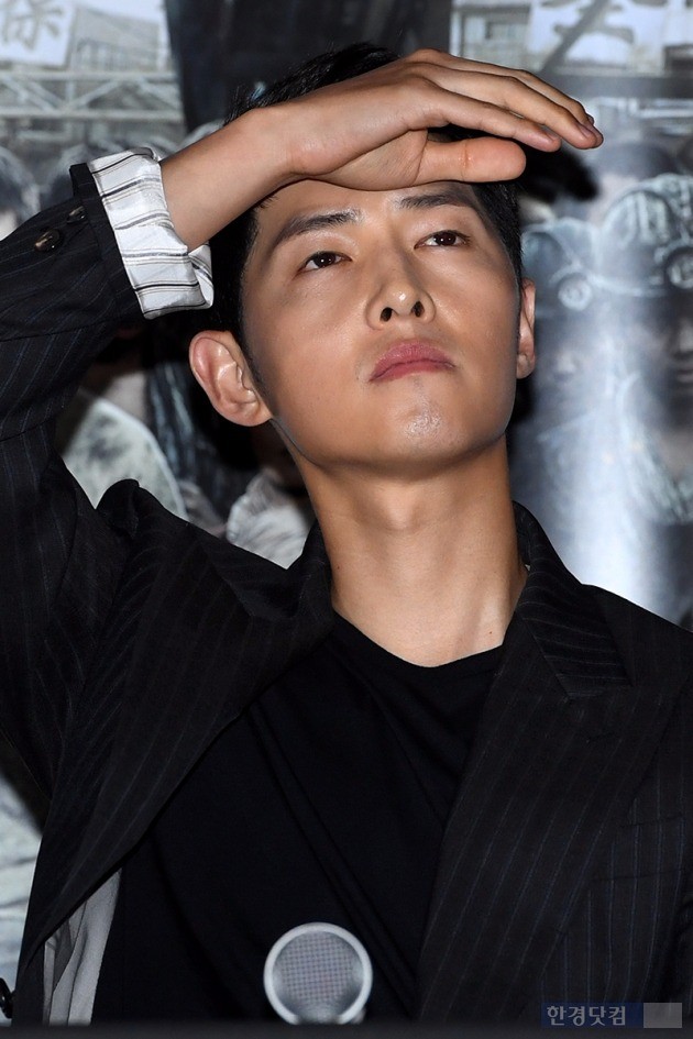 송중기, '기자의 질문을 듣던 중'