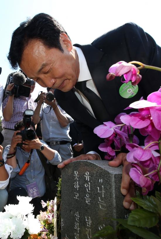 <YONHAP PHOTO-1727> 5·18묘역 참배하는 손학규<br>    (광주=연합뉴스) 박철홍 기자 = 더불어민주당 손학규 전 상임고문이 18일 오전 광주 북구 국립5·18국립묘지에서 박관현 열사 묘소를 참배하고 있다.  2016.5.18<br>    pch80@yna.co.kr/2016-05-18 11:17:44/
<저작권자 ⓒ 1980-2016 ㈜연합뉴스. 무단 전재 재배포 금지.>