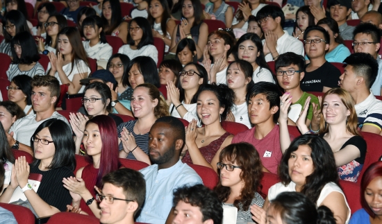 27일 고려대학교 인촌기념관에서 국제하계대학(ISC)에 참가한 국내외 대학생 및 해외대학 예비대학생들이 오리엔테이션을 하고 있다.미국 싱가폴 캐나다 영국 홍콩 중국 호주 등 33개국 230개 대학 1,860명의 학생들은 6주 동안 세계 유명 대학 교수들로부터 강의를 듣고 한국문화를 체험한다.
강은구기자 egkang@hankyung.com
2016.6.27    