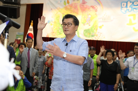 맑은 공기 관악 선포식 하는 유종필 구청장 (2).JPG