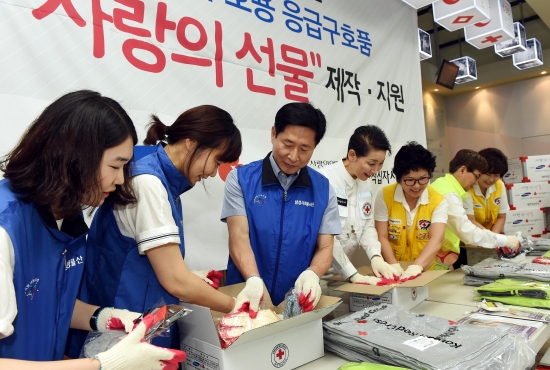 삼성은 하절기 태풍 및 집중호우 등 재난에 대비한 응급구호품 5,700세트 (총 5억원상당)를 20일 양천구 대한적십자사 긴급구호종합센터에서 사회복지공동모금회를 통해 대한적십자사에 전달했다. 윤주화 삼성사회봉사단 사장(왼쪽 세번째), 김성주 대한적십자사 총재(네번째), 박찬봉 사회복지공동모금회 사무총장(여섯번째)이 응급구호품을 박스에 담고 있다.
/허문찬기자  sweat@  20160720  