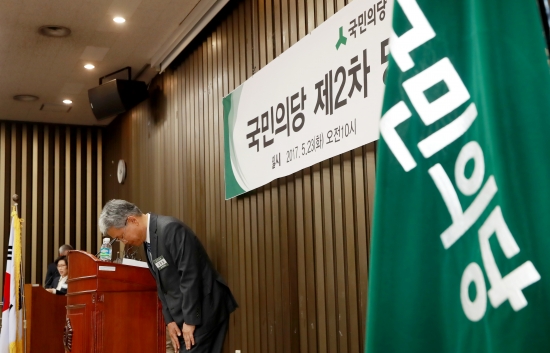 <YONHAP PHOTO-1428> 국민의당 당무위, 비대위 구성 논의    (서울=연합뉴스) 홍해인 기자 = 국민의당 김동철 당대표 권한대행 겸 원내대표가 23일 오전 국회 본청에서 열린 제2차 당무위원회에 참석해 발언을 마친 뒤 인사하고 있다. 이날 국민의당 당무위는 비대위 구성을 논의한다. 2017.5.23    hihong@yna.co.kr/2017-05-23 10:34:41/<저작권자 ⓒ 1980-2017 ㈜연합뉴스. 무단 전재 재배포 금지.>