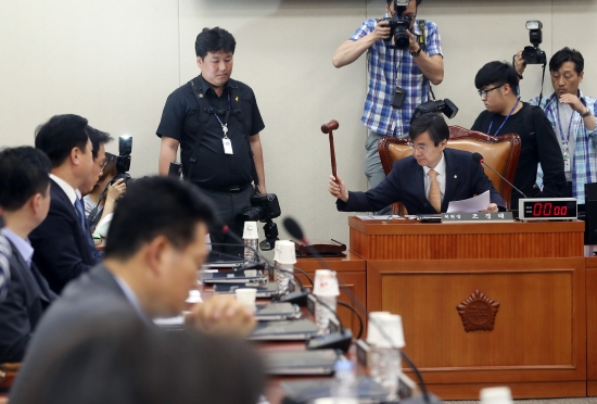 <YONHAP PHOTO-3008> 기재위, 김동연 인사청문보고서 채택    (서울=연합뉴스) 신준희 기자 = 9일 오전 서울 국회에서 김동연 경제부총리 겸 기획재정부장관 후보자 인사청문채택 안건을 두고 열린 기재위에서 조경태 위원장이 의사봉을 두드리고 있다. 2017.6.9    hama@yna.co.kr/2017-06-09 11:11:18/<저작권자 ⓒ 1980-2017 ㈜연합뉴스. 무단 전재 재배포 금지.>