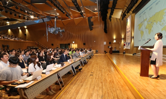 <YONHAP PHOTO-2452> 제9회 국제기구 진출 설명회    (서울=연합뉴스) 김주형 기자 = 30일 오후 서울 시청 다목적 홀에서 열린 제9회 국제기구 진출 설명회에서 참가자들이 관계자의 기구소개 발언을 듣고 있다. 2016.6.30    kjhpress@yna.co.kr/2016-06-30 14:57:30/<저작권자 ⓒ 1980-2016 ㈜연합뉴스. 무단 전재 재배포 금지.>