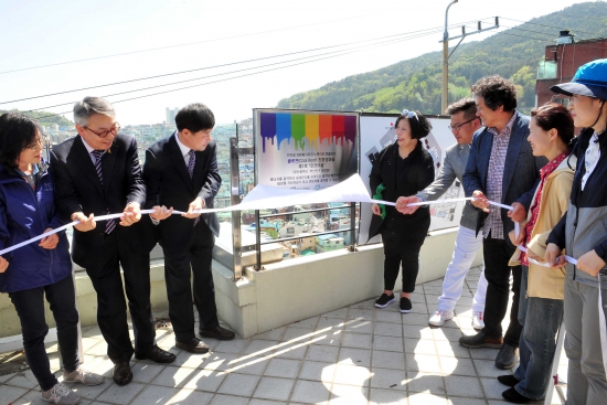 21일 부산광역시 부산진구 호천마을에서 개최된 ‘기후변화적응 시범마을 조성사업’ 기념식에서 기후변화적응 마을 현판 제막식을 진행하고 있다./한국기후·환경네트워크 제공