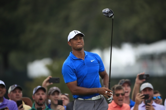 <YONHAP PHOTO-1688> epa07040112 Tiger Woods of the US watches his tee shot on the fourth hole during the third round of the Tour Championship golf tournament and the FedEx Cup final at Eastlake Golf Club in Atlanta, Georgia, USA, 22 September 2018. Tournament play runs from 20 September to 23 September.  EPA/TANNEN MAURY/2018-09-23 06:42:04/ <저작권자 ⓒ 1980-2018 ㈜연합뉴스. 무단 전재 재배포 금지.>