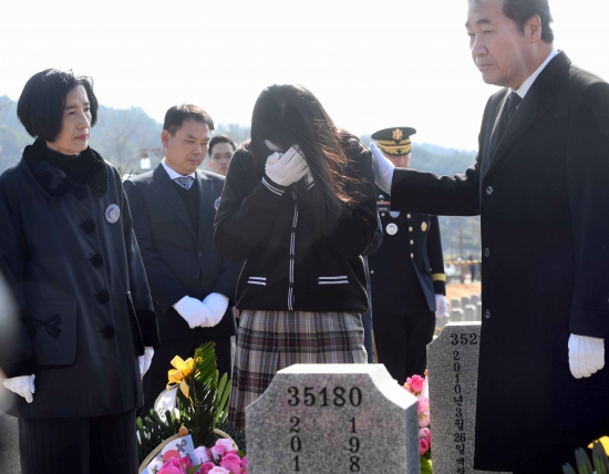  제4회 서해수호의날을 맞아 이낙연 국무총리가 22일 대전시 유성구 국립대전현충원 천안함 묘역에서 故 박경수 상사의 자녀를 위로하고 있다. /대전=김범준기자 bjk07@hankyung.com  