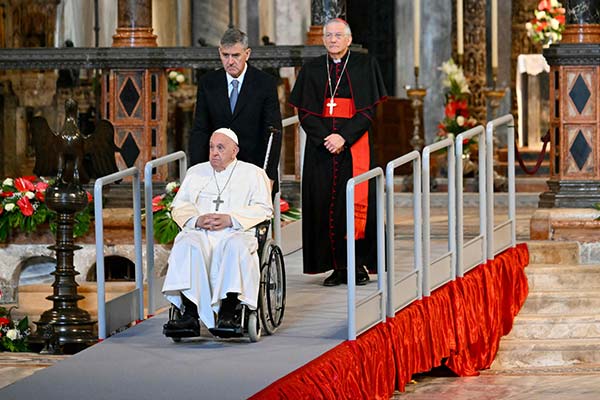 사상 처음으로 베네치아 비엔날레 방문한<br>교황, 여성 교도소 마저 품었다