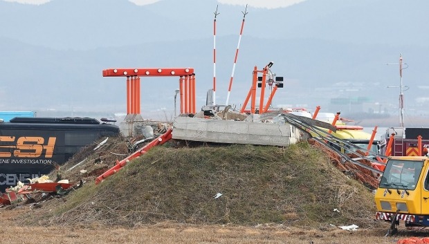 단독 참사 키운 무안공항 '둔덕' 규정 위반 조항 다수 발견