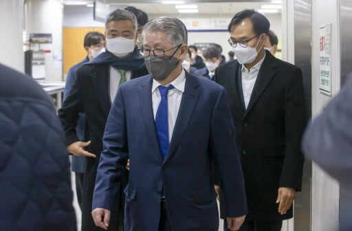 SK 최태원 사촌형 최신원, 징역 2년6개월 확정