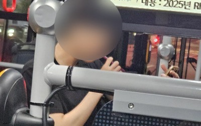 "버스가 화장실?" 항의에도 양치질 '경악'