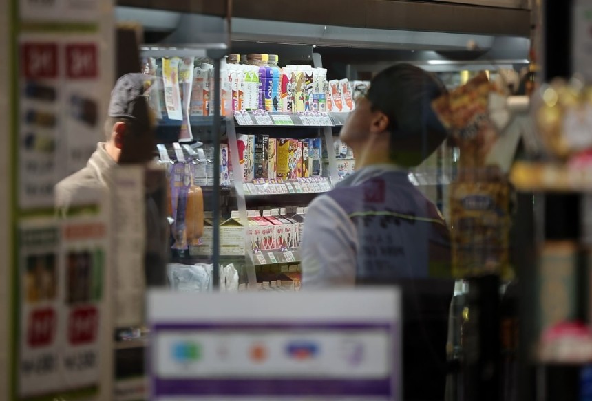 잘나가던 편의점이 어쩌다가...'충격'의 역성장