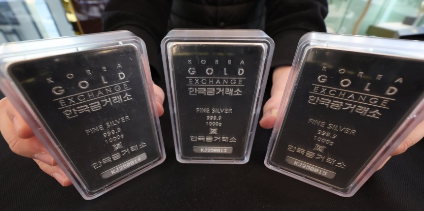 골드러시 이어 실버러시? 은값, 13년 만에 최고치 기록