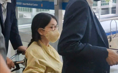 김건희, 안경·마스크 쓰고 퇴원…尹이 직접 휠체어 밀었다