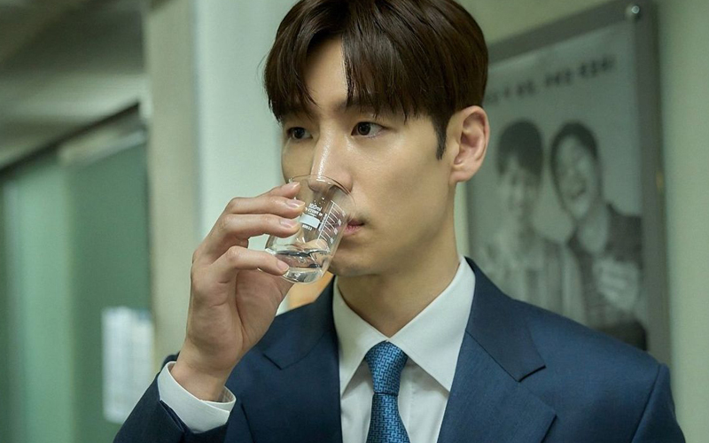 잔은 찼는데 취하지가 않네...IMF 클리셰 반복에 머문 '소주전쟁'