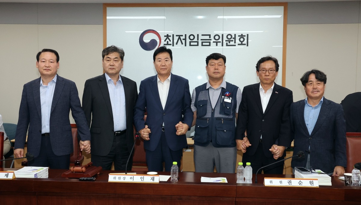 내년 최저임금 1만320원 17년 만에 합의로 결정