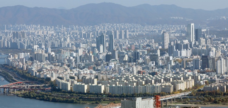 대출 규제 '반사이익'…오피스텔·중저가 아파트 주목