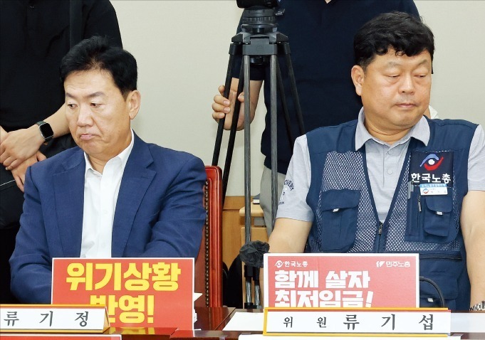 단독 최저임금 충격 줄이려 年 2회 '분할인상' 검토