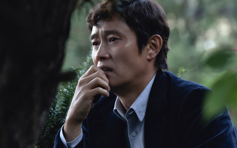 박찬욱의 '어쩔수가없다', 웃음과 잔혹 사이에서 칼날을 춤추다