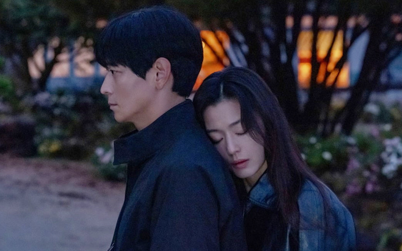 남한 대통령 후보가 간첩일까? 전지현·강동원의 한반도 전쟁 막기