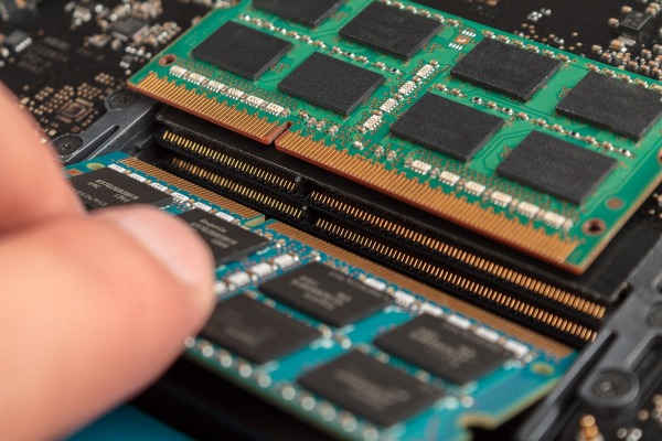 메모리 반도체값 급등에 IT 기업 '원가 쇼크' 우려